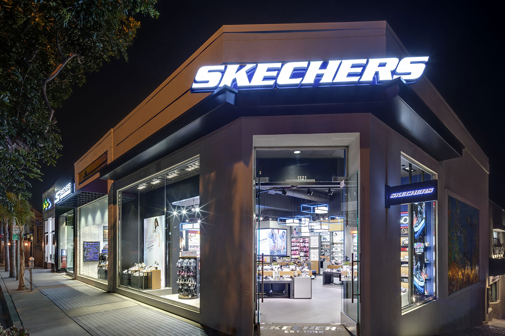 bossen wazig Inloggegevens Skechers High End Retail Fixtures, Manhattan Beach | Silver Star Industries